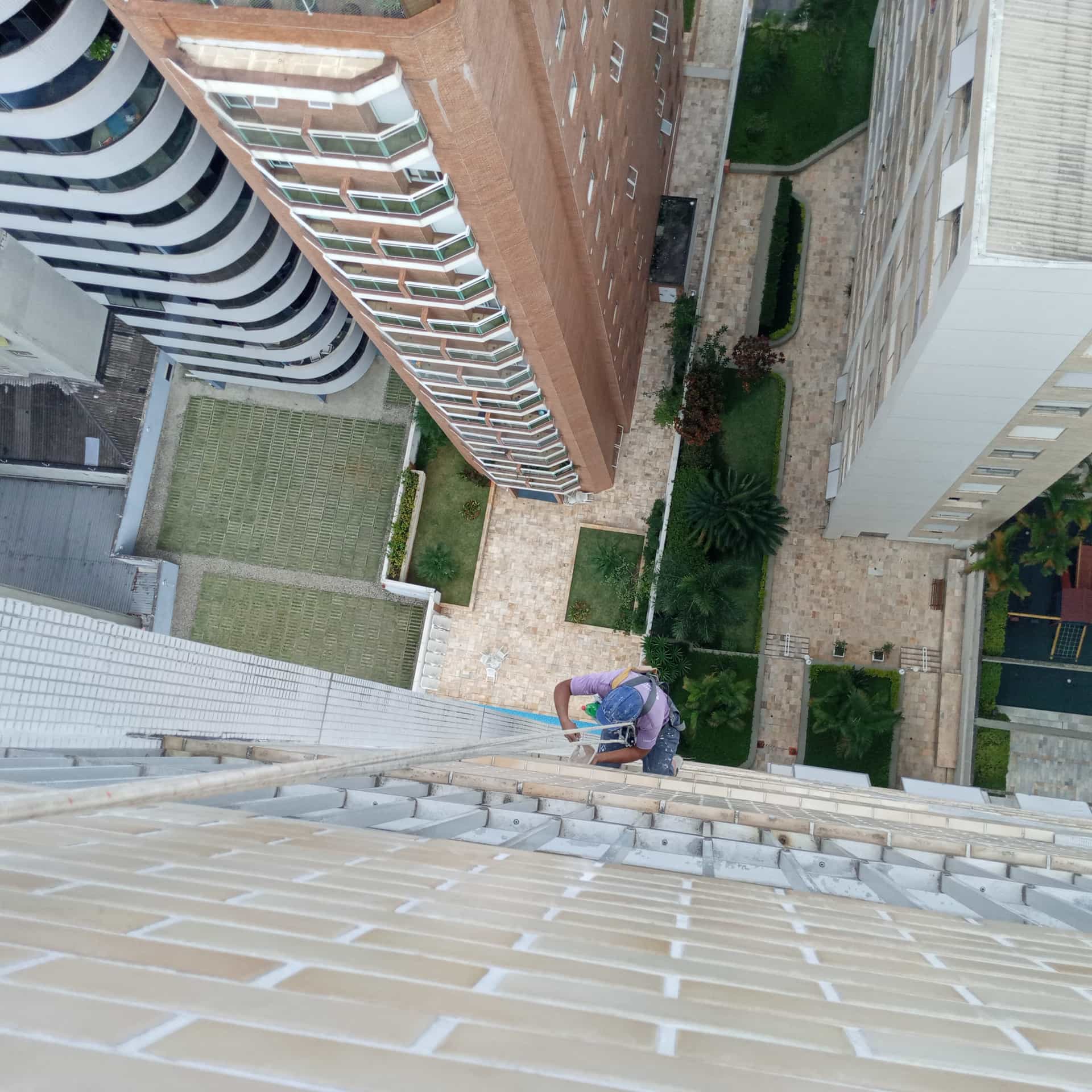 Serviço de rapel em prédio